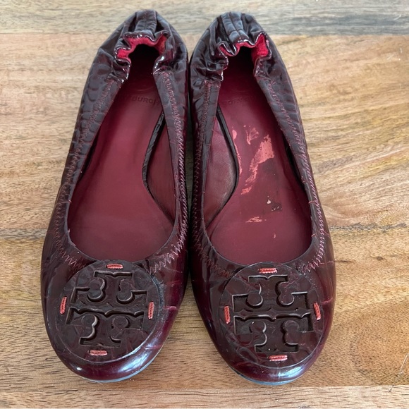Tory Burch Reva Crocodile Embossed Cranberry Leather Flats Size 5 M - Picture 1 of 15